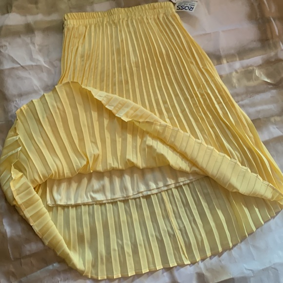 Yellow flowy pleated skirt with lightweight lining - Picture 4 of 7